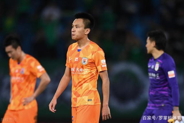 组图：皇马热身4-1 穆里尼奥神情严肃